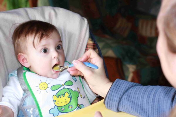 Quand et comment introduire les aliments solides pour bébé